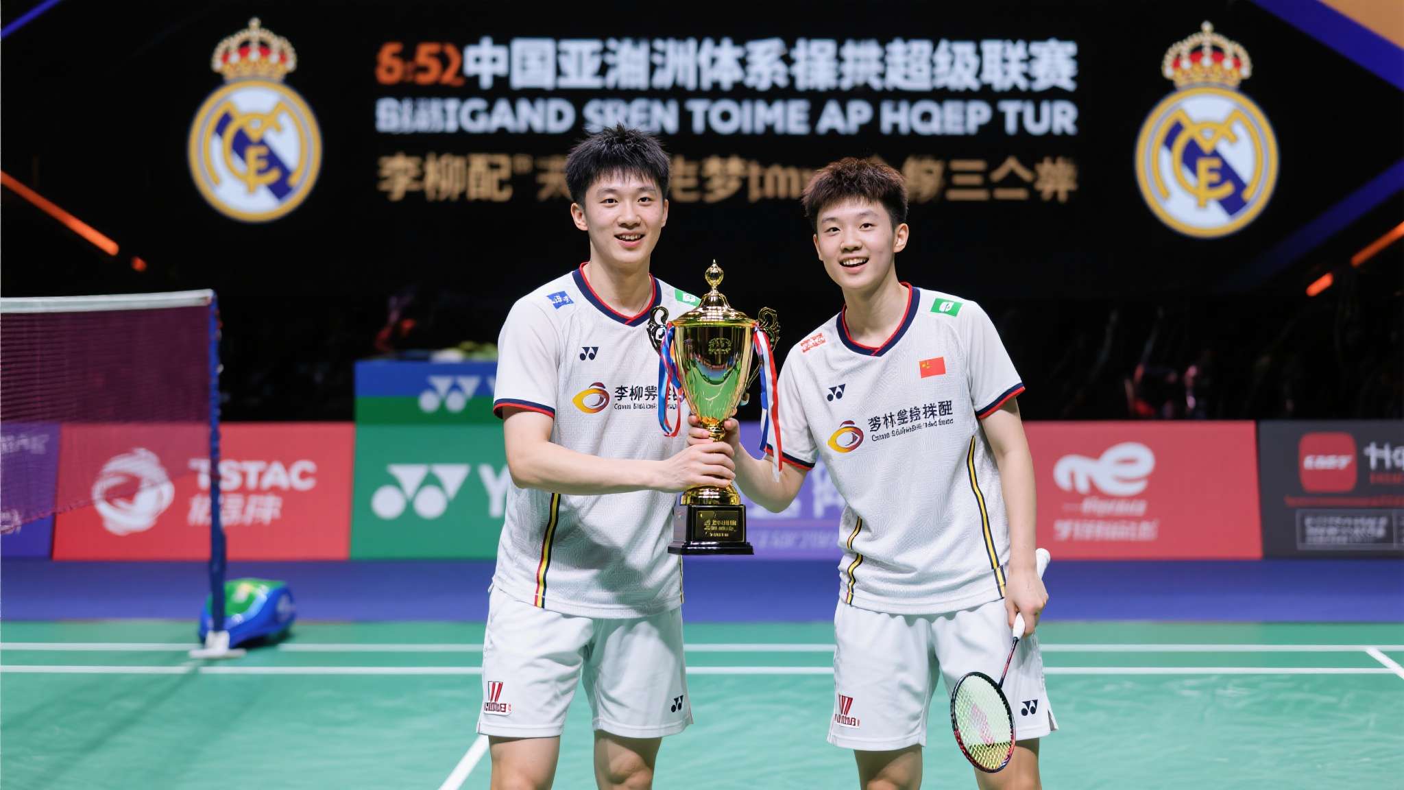 羽毛球男双于傲剑和李俊奇